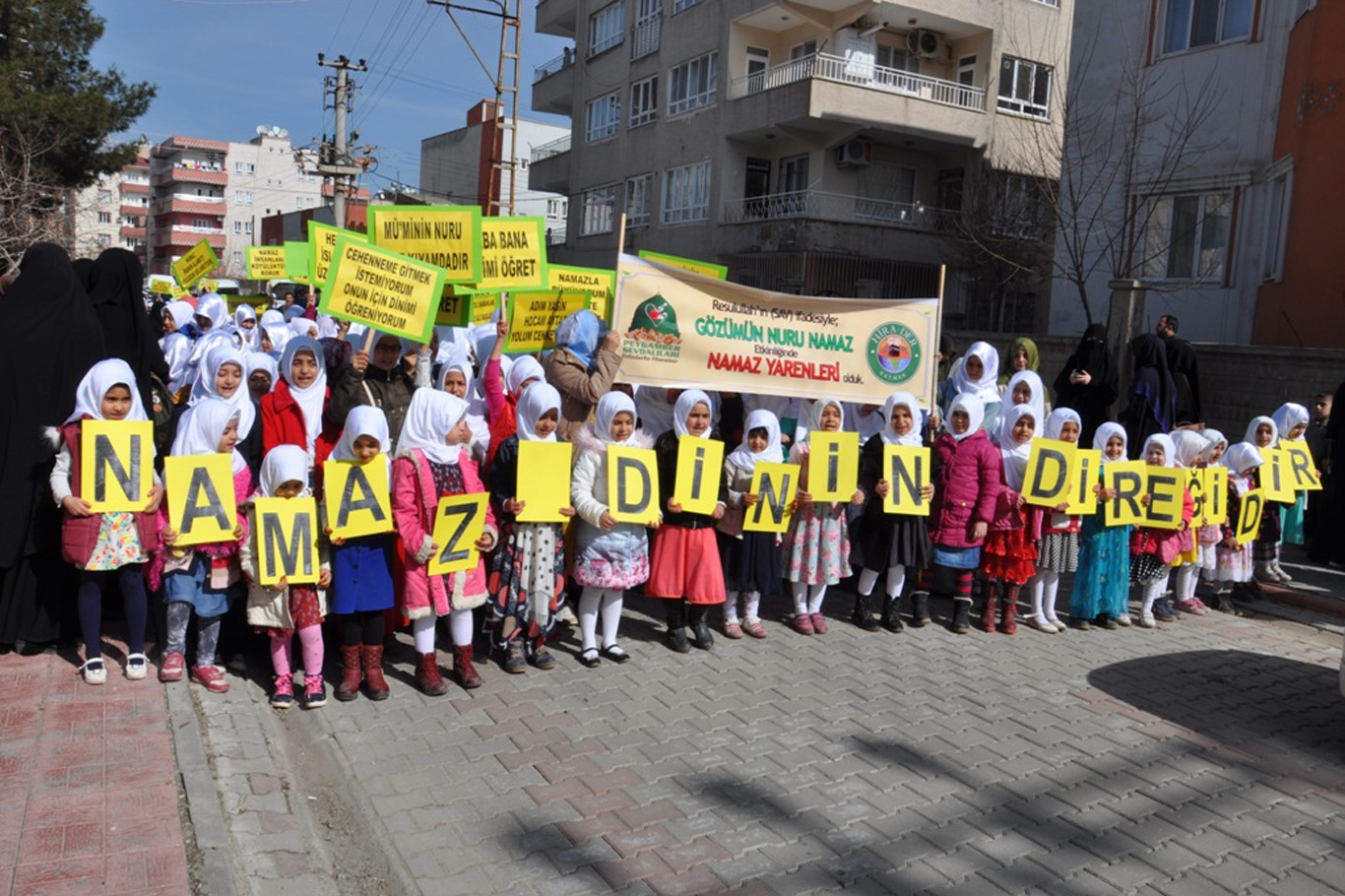 “Namaz eğilerek büyümenin adıdır” “Namaz eğilerek büyümenin adıdır”